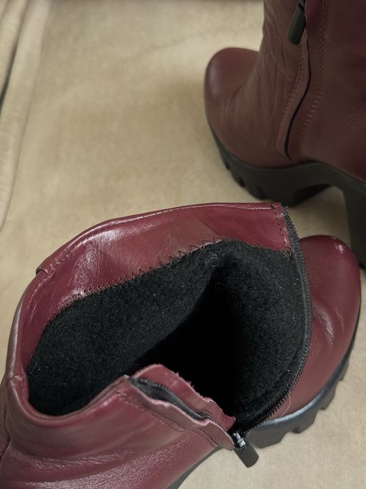 Бордові чобітки
