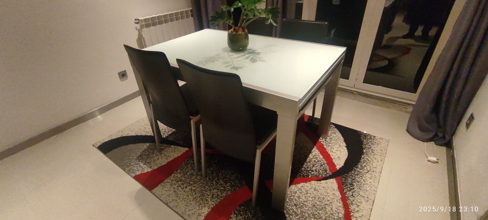 Mesa de sala jantar com cadeiras
