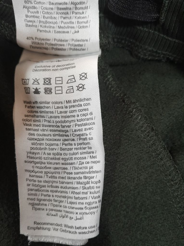 Nowe spodnie dresowe chłopięce z Name it.