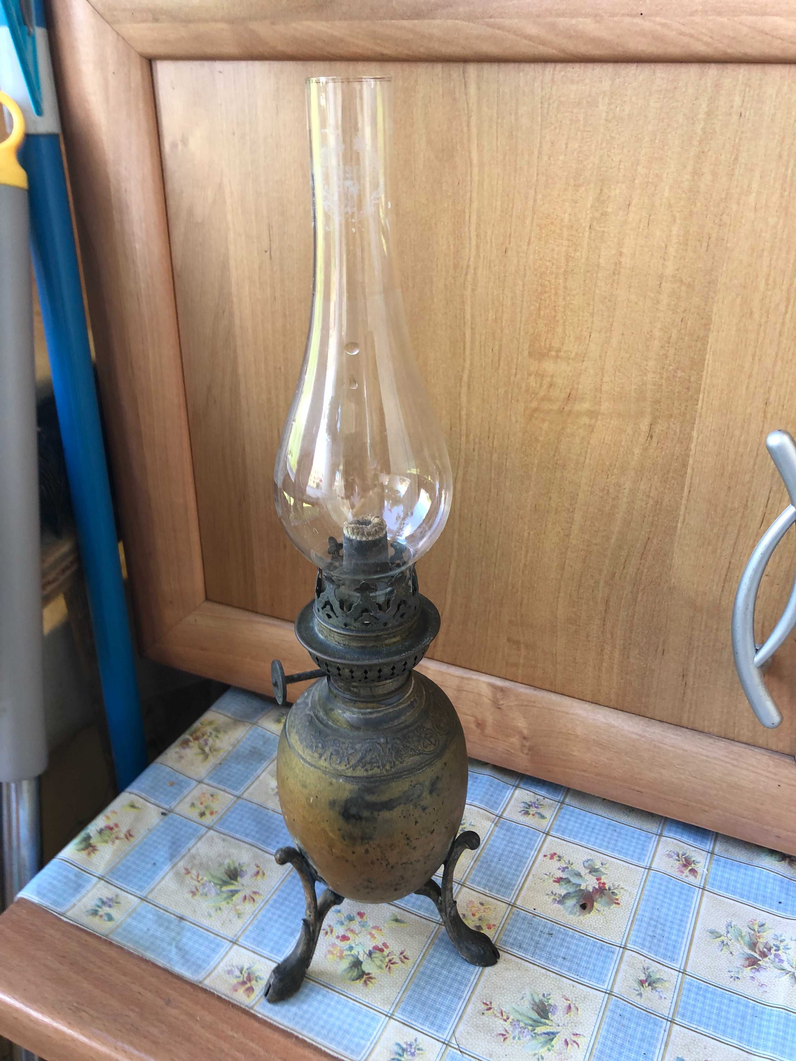 Antyk stara kolekcjonerska lampa naftowa.