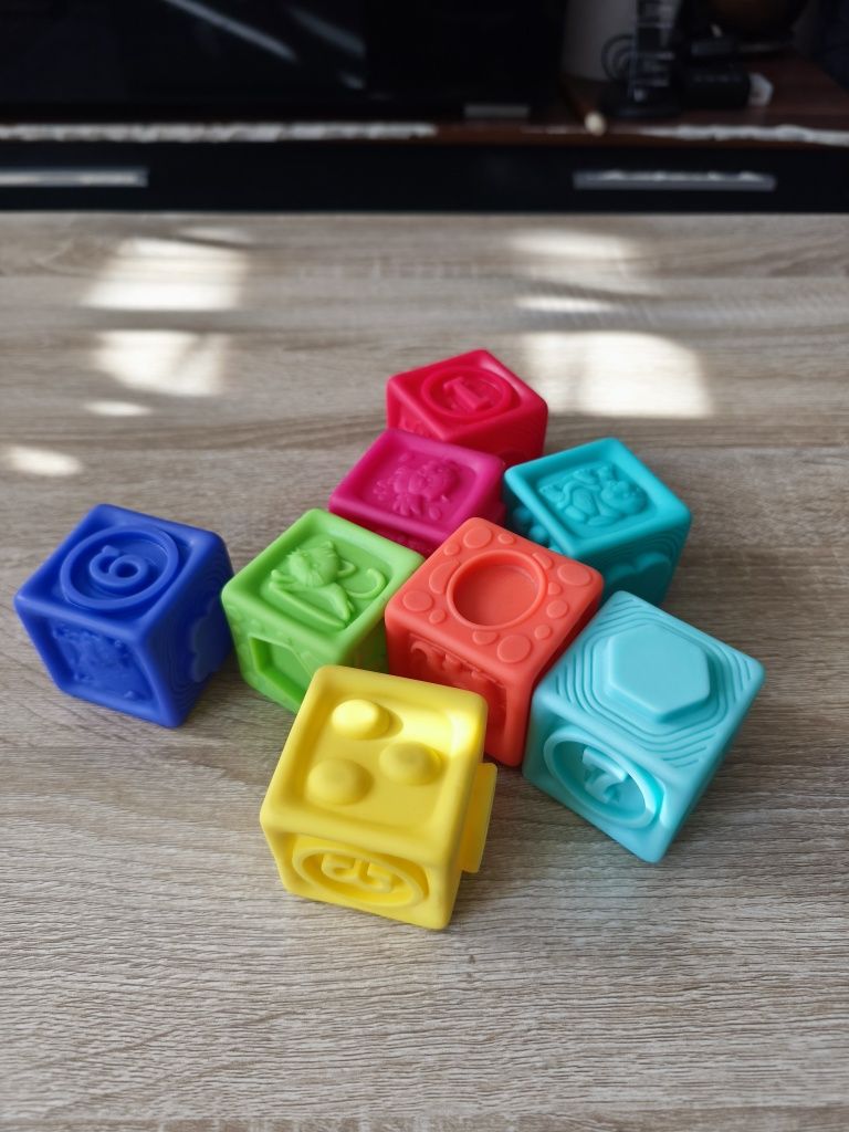 Zestaw zabawek, klocków i książeczek dla dzieci. Montessori, sensoryka
