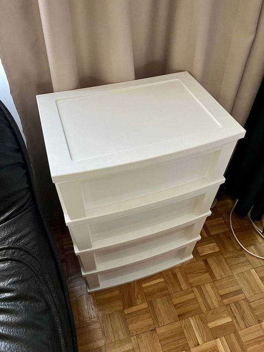 Komoda. Plastikowa szafka z szufladami