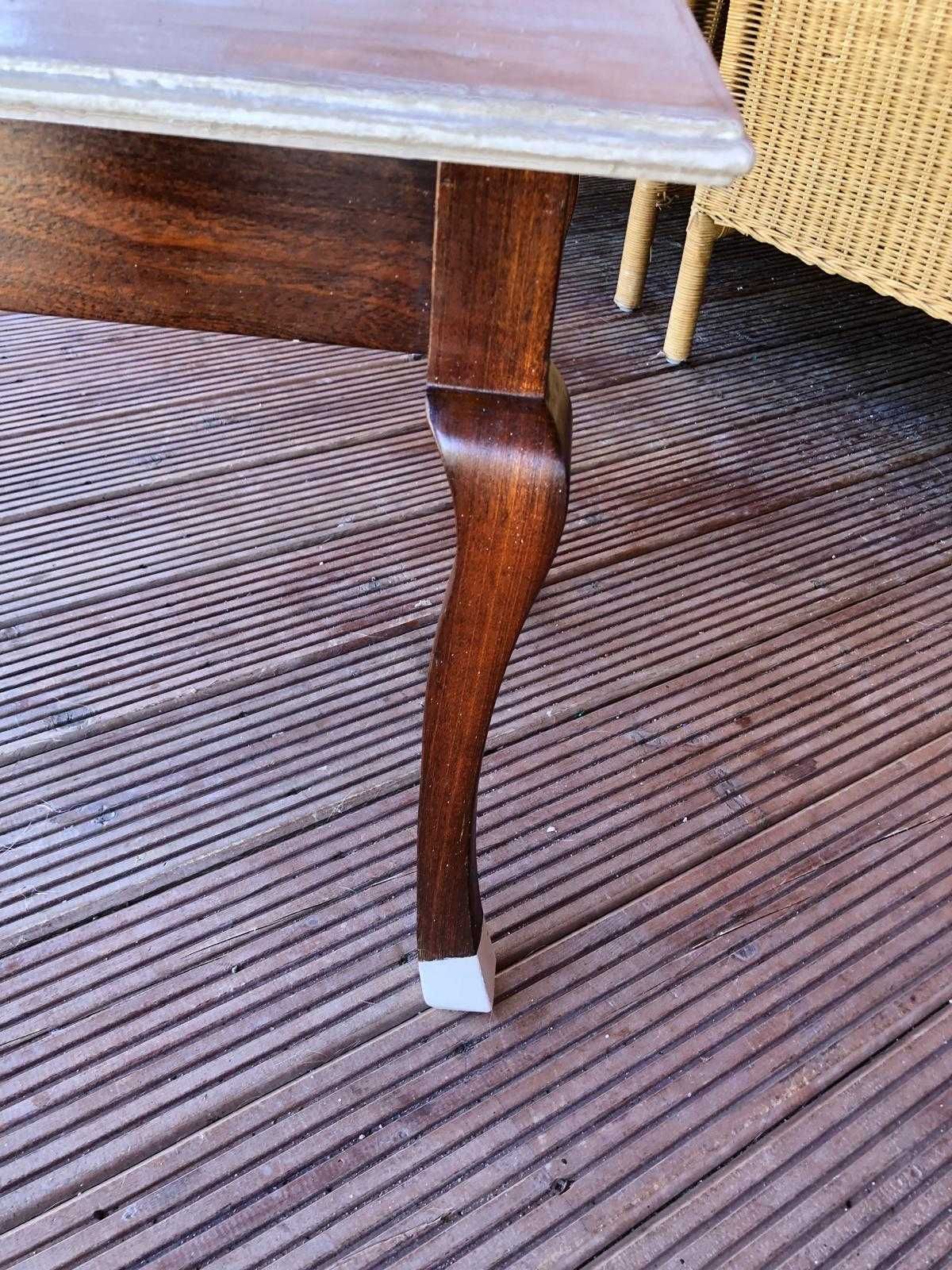 Mesa com tampo em Decapé, os pes foram pintados do mesmo tons.