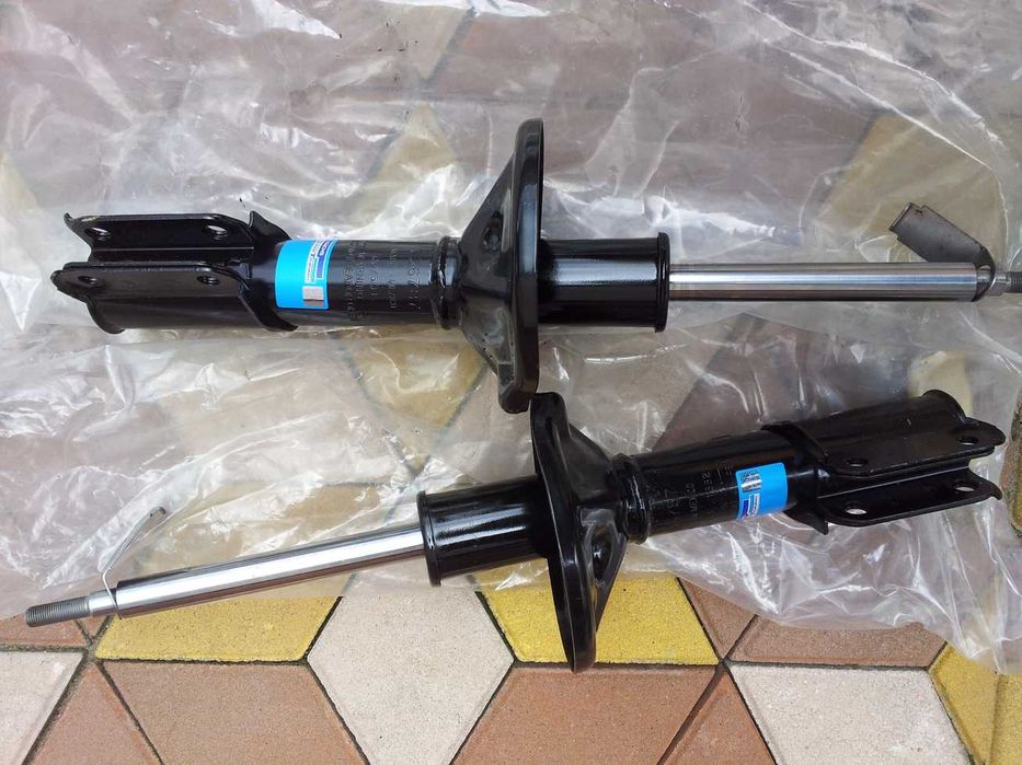 Амортизатори перед. Mitsubishi Galant / Sigma / Tredia / Colt Vista