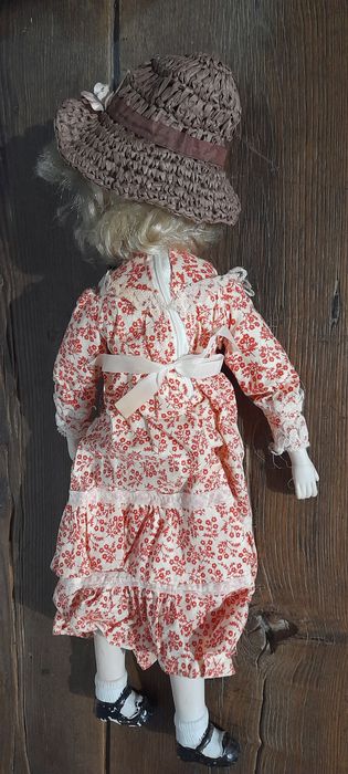 Boneca antiga, loiça e pano 47cm