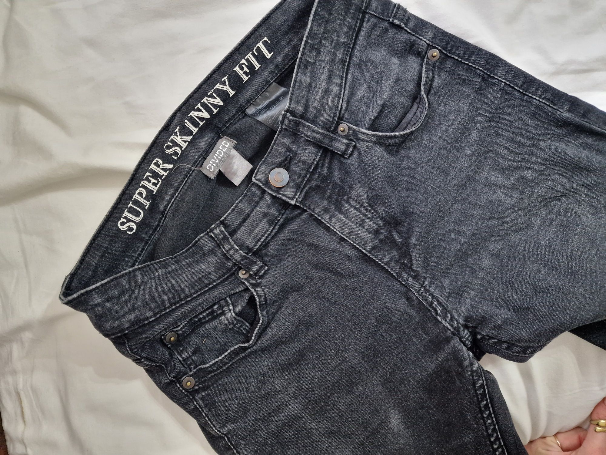 Męskie jeansy rurki z dziurami męskie spodnie jeansowe  super skiny H&