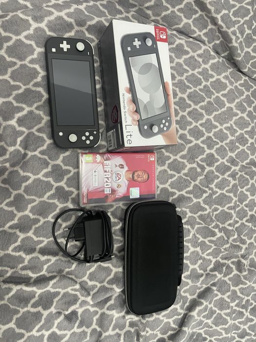 Nintendo switch lite + fifa 20 + etui