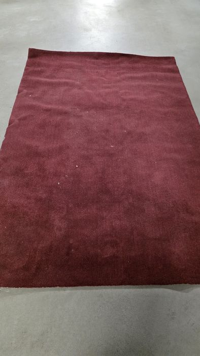 Wełniany dywan w kolorze bordo