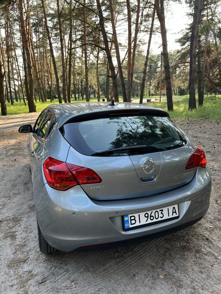 Автомобіль Opel Astra J