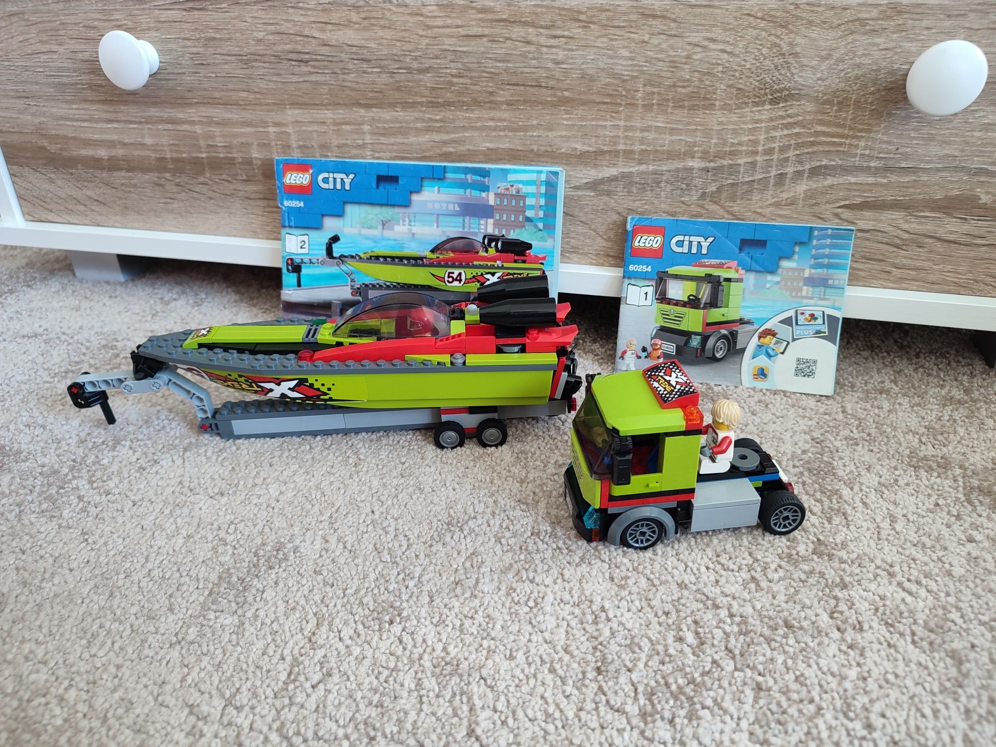 LEGO city transporter łodzi wyścigowej