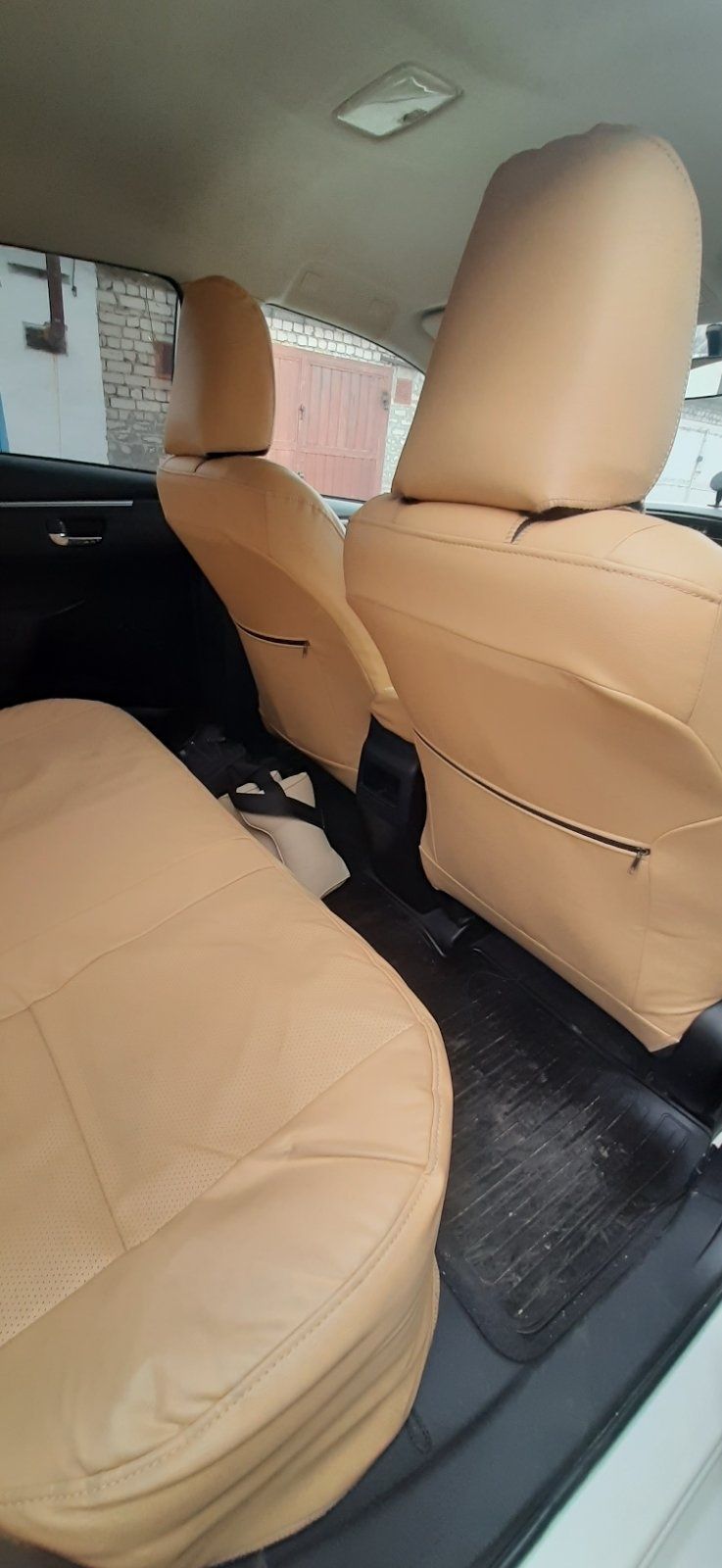 Продам чехлы на Toyota Corolla