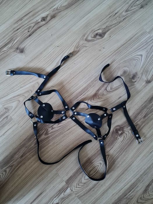 Harness na biust z osłonkami