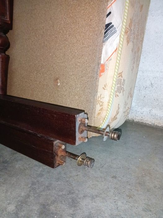 Cama de solteiro vintage em madeira maciça de castanho com estrado e c