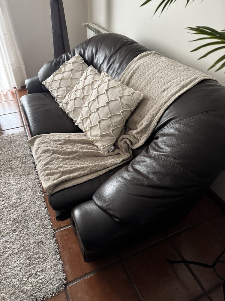 Conjunto de sofas em pele castanho