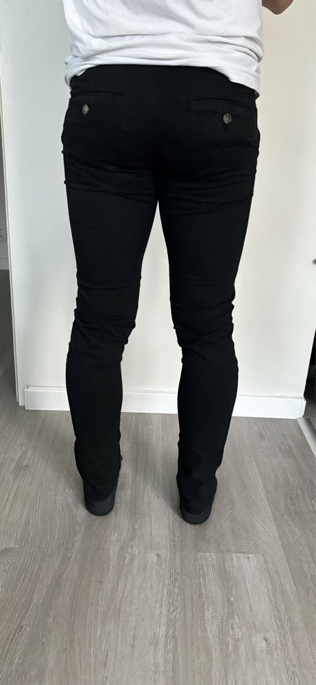 Czarne spodnie chinosy