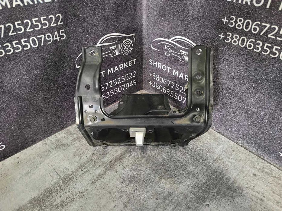 Кронштейн зарядного порту Nissan Leaf II  625503NL0A