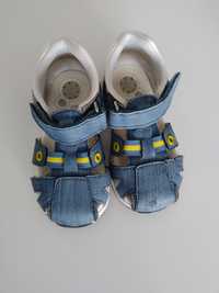 Vários sapatos de bebé