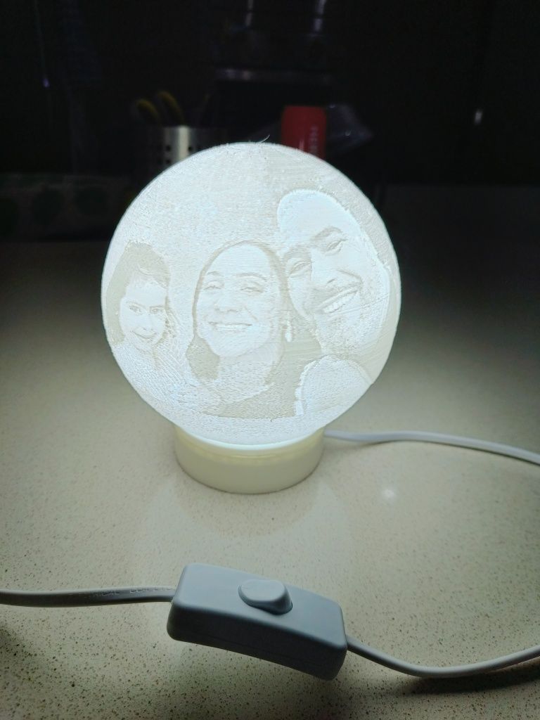 Lâmpada led forma de lua com foto personalizada.