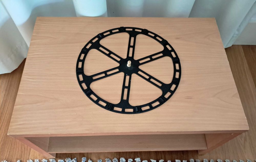 Móvel para TV, de madeira clara, com tampo superior giratório