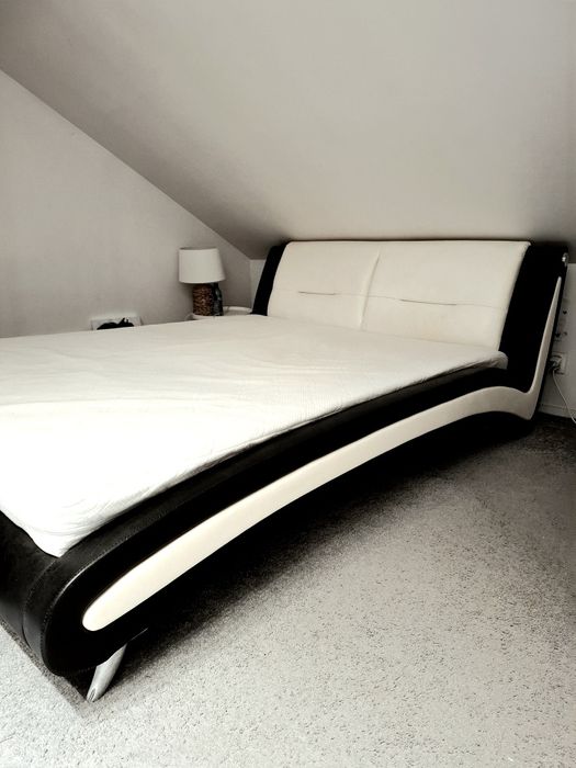 Sprzedam designerskie łóżko ze stelażem i materacem