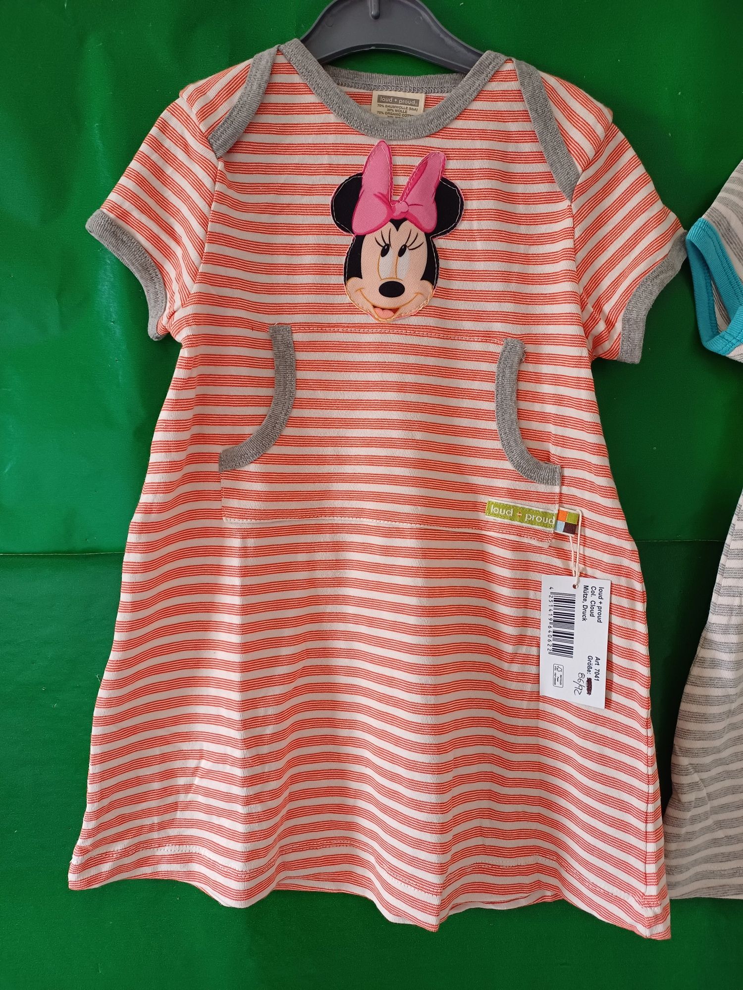 Vestidos novos para crianças.