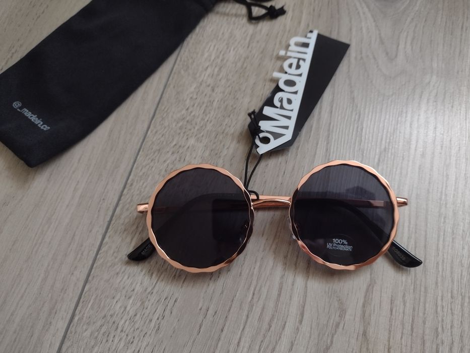 Okulary przeciwsłoneczne czarne ze złotymi oprawkami