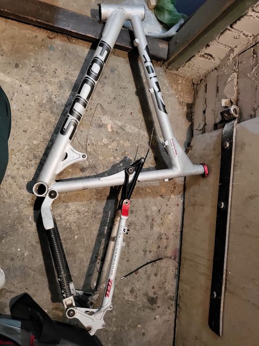 Rama full Focus EDGE 21 cali rozmiar kół 26