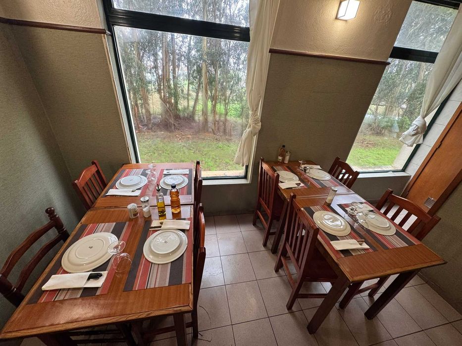 Restaurente churrasqueira em pleno funcionamento com baixa renda