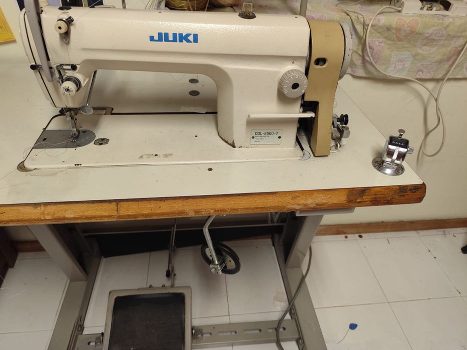 Máquina de corte e cose e ponto preso