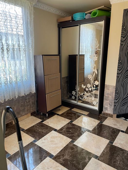 Продається будинок з земельною ділянкою.