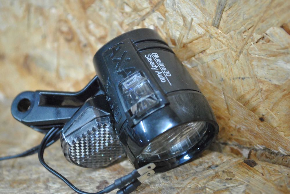 Lampa Rowerowa AXA BLUELINE 30 STEADY AUTO Czujnik Zmierzchu