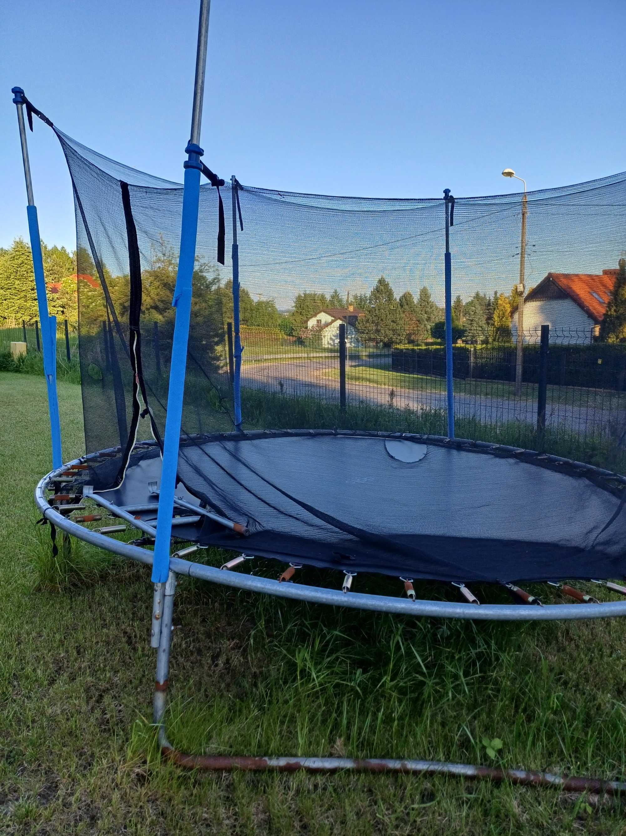 Trampolina ogrodowa, uszkodzona