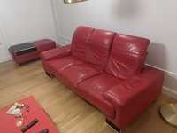Piękna czerwona sofa i pufa.