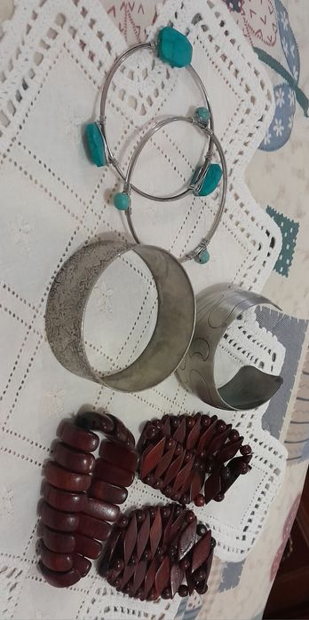 Colares e pulseiras