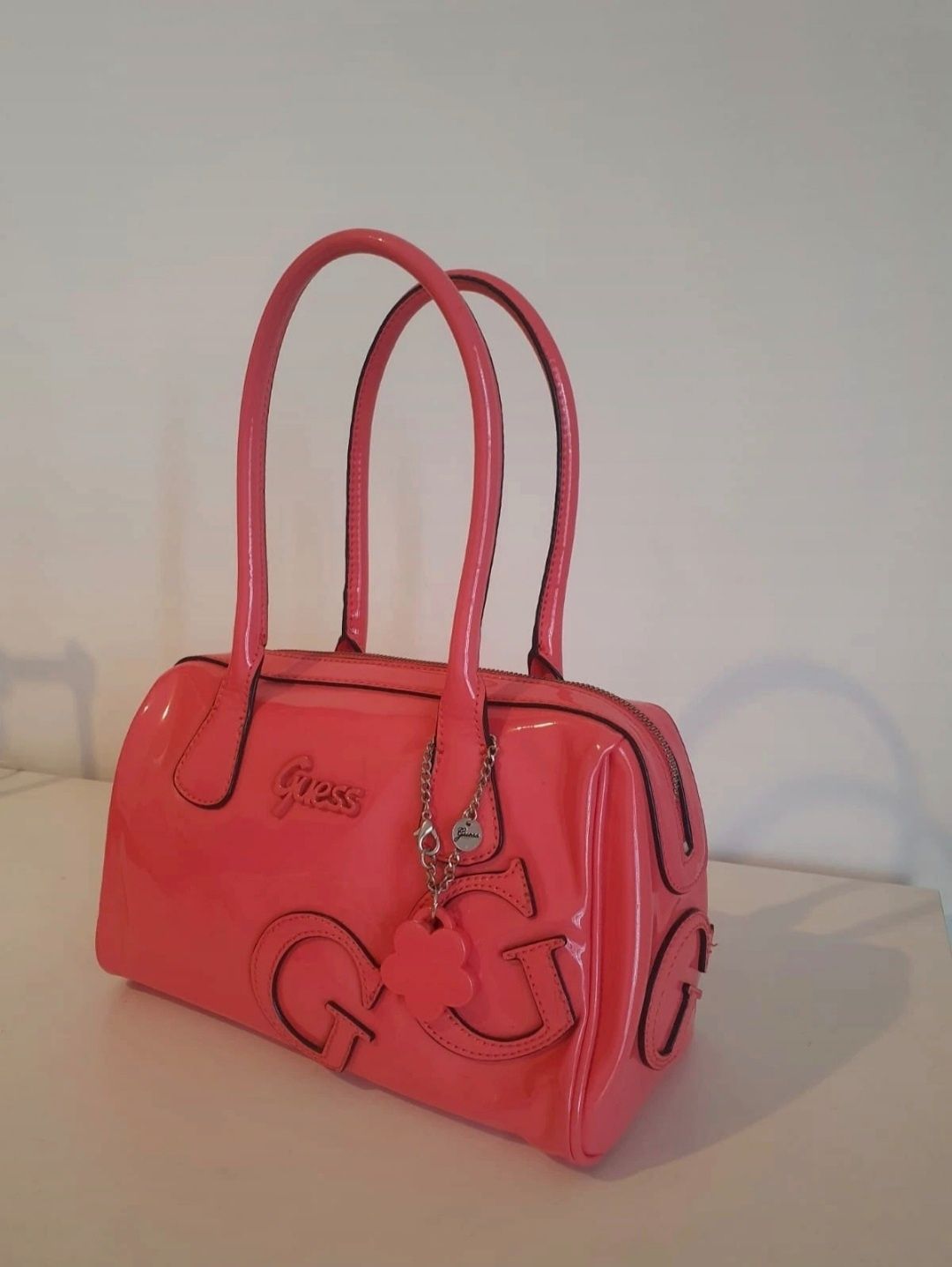 Mala em Verniz Coral | GUESS