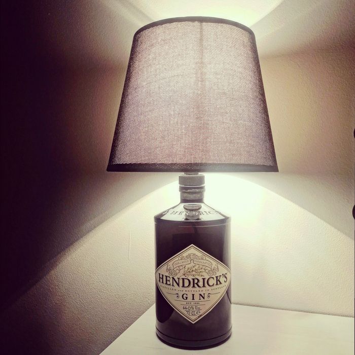 Garrafas e garrafões decorados e transformados em candeeiros