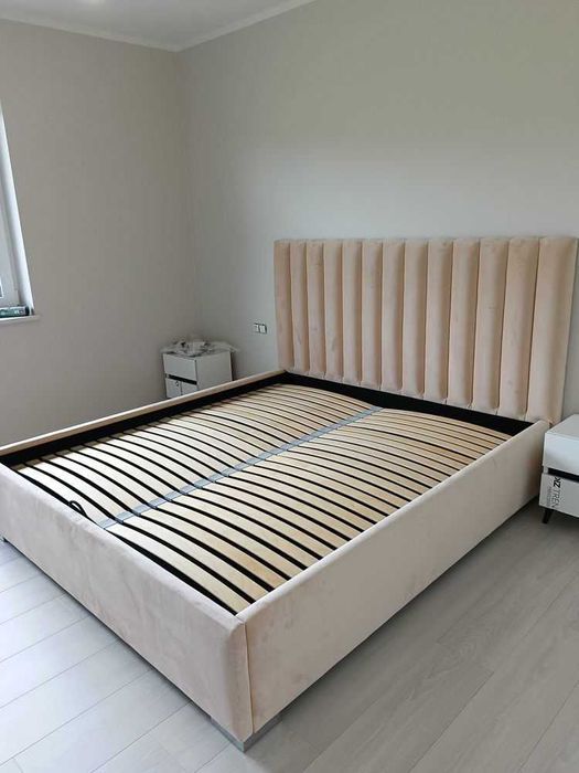 Łóżko tapicerowane welurowe nóżki stelaż pojemnik półwałki bed king