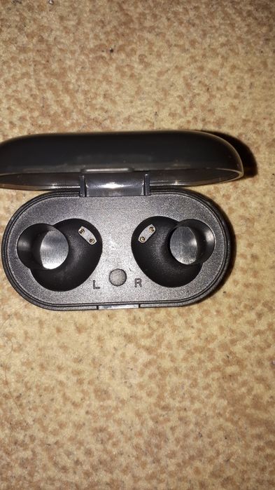 Нові безпровідні навушники Y50. З кейсом.