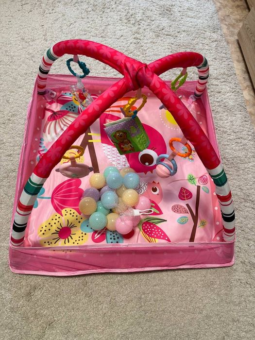 Рожевий дитячий килимок.