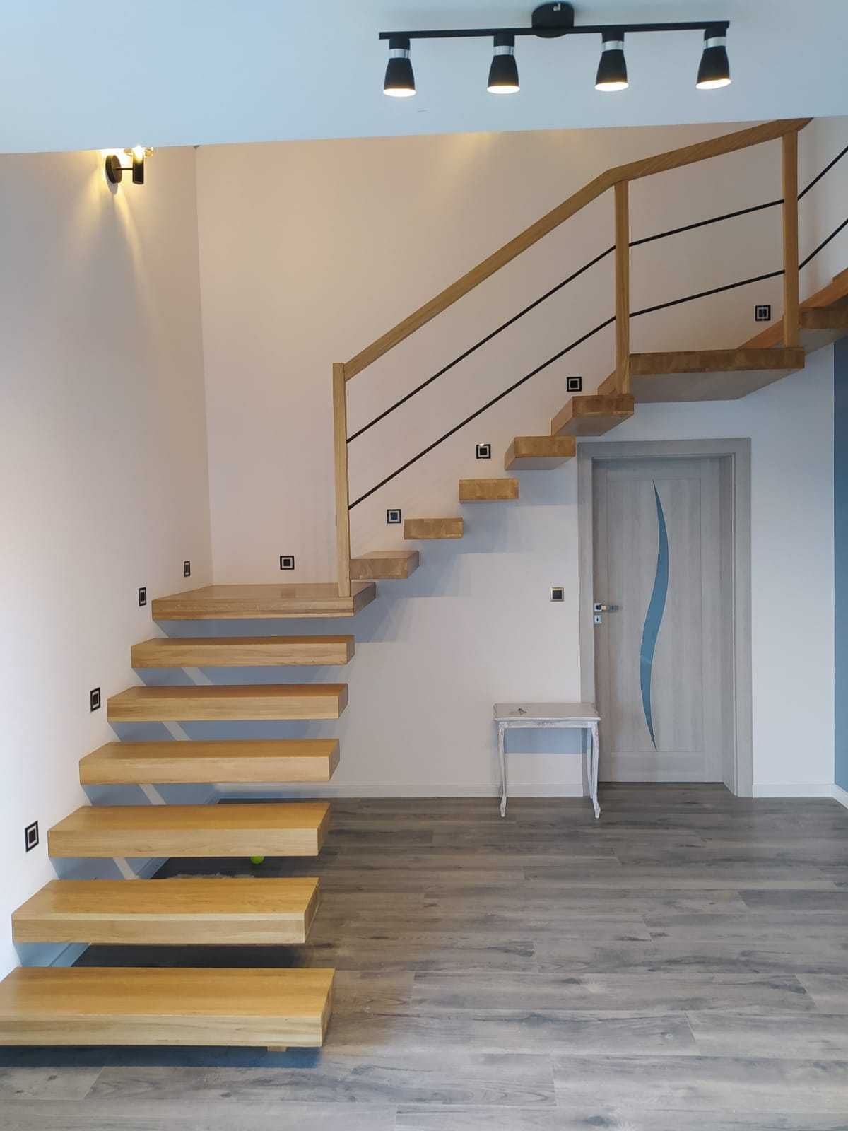schody drewniane dywanowe, na beton, schody stalowe balustrady szklane