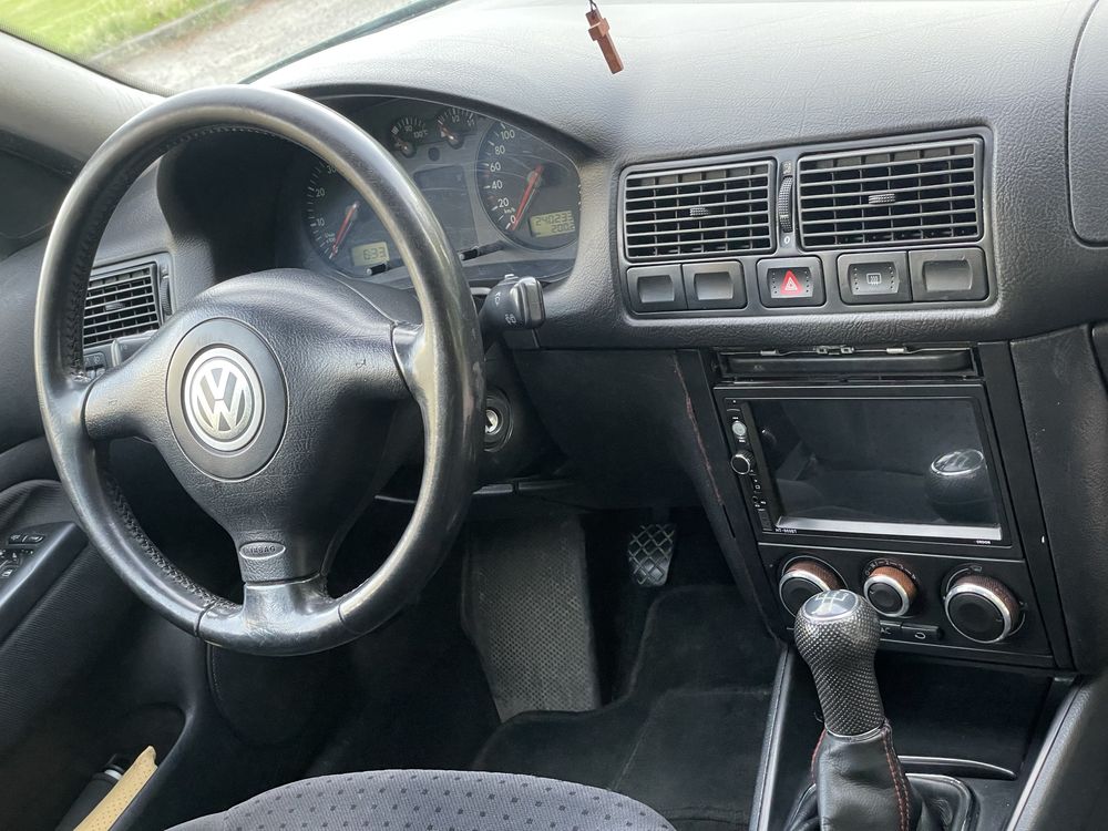 Vw golf 4 ! Klimatyzacja ! Radio ekran !