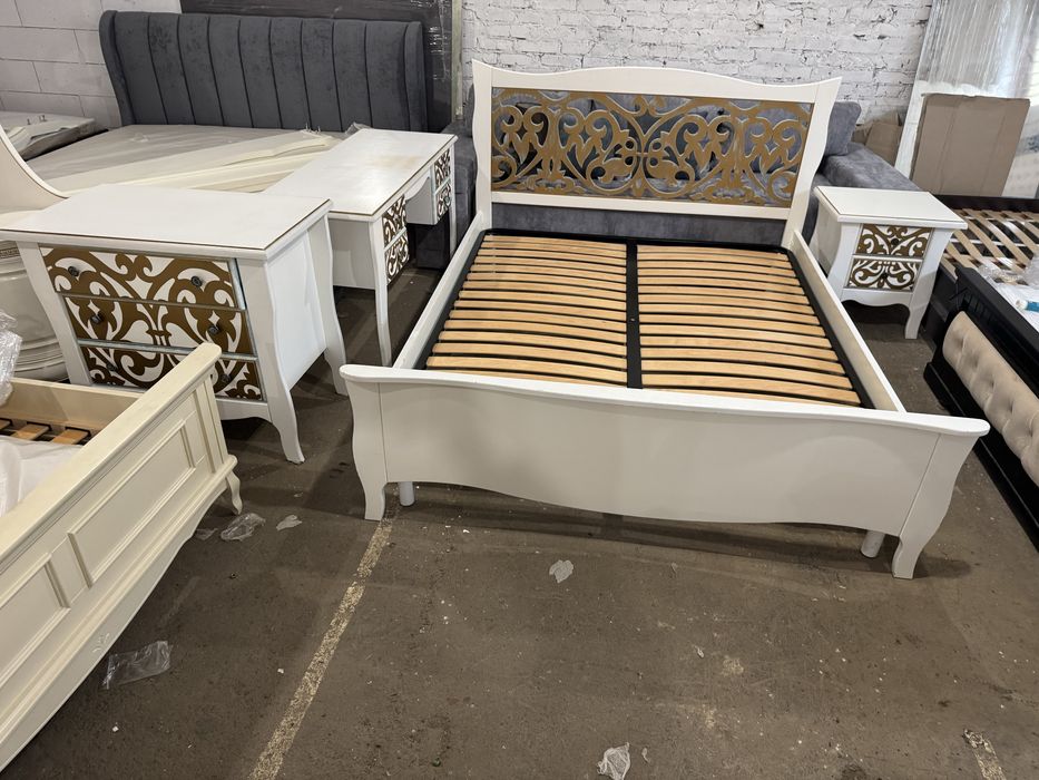 Комплект меблів в спальню.  Дерево.  Різьба. Ліжко, комод, тумбочка ст