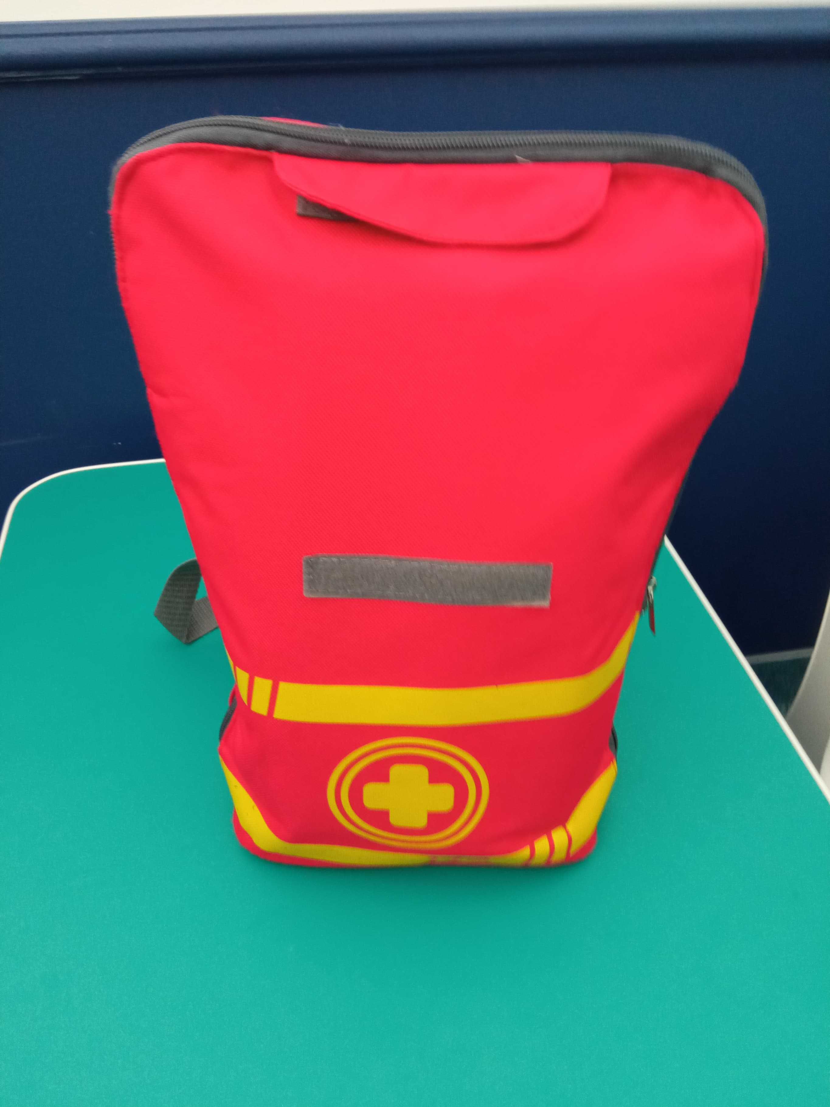 plecak ratownika z drewnianym wyposażeniem dla dzieci