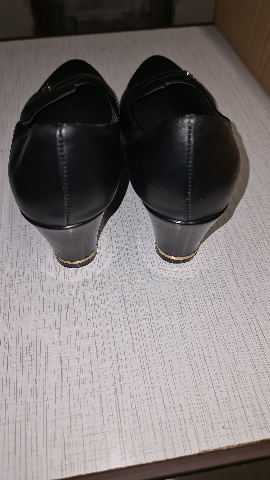 Продам шкіряні жіночі туфлі 40 і 41 розмір