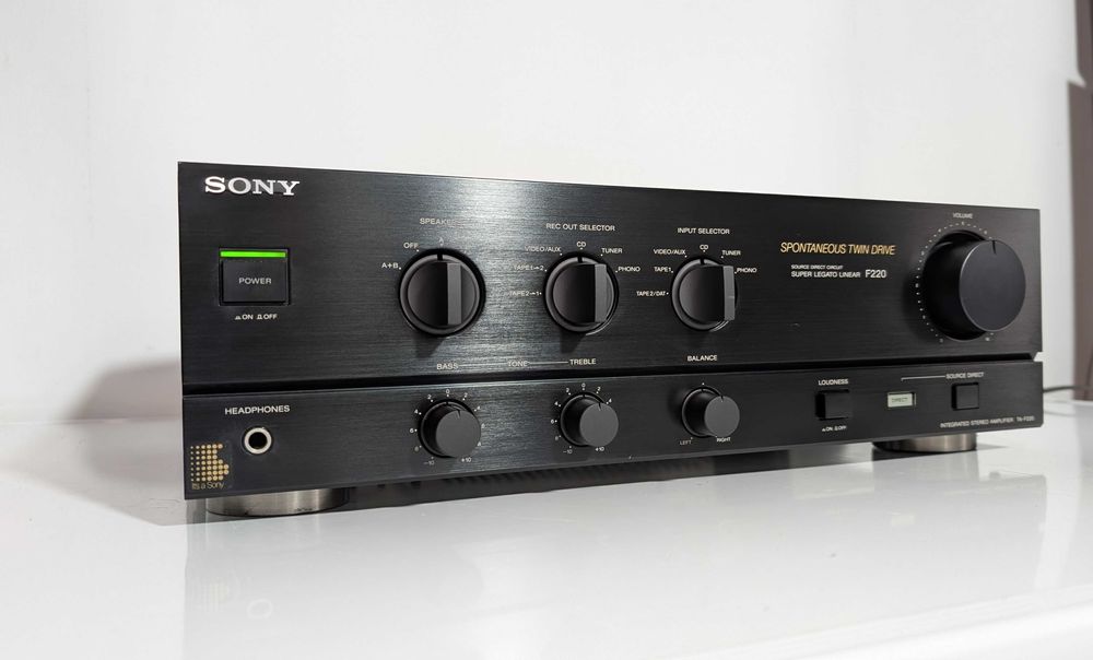 Підсилювч Sony TA-F220, має 80 Вт/канал/транзисторний/4-16 Ом/Японія