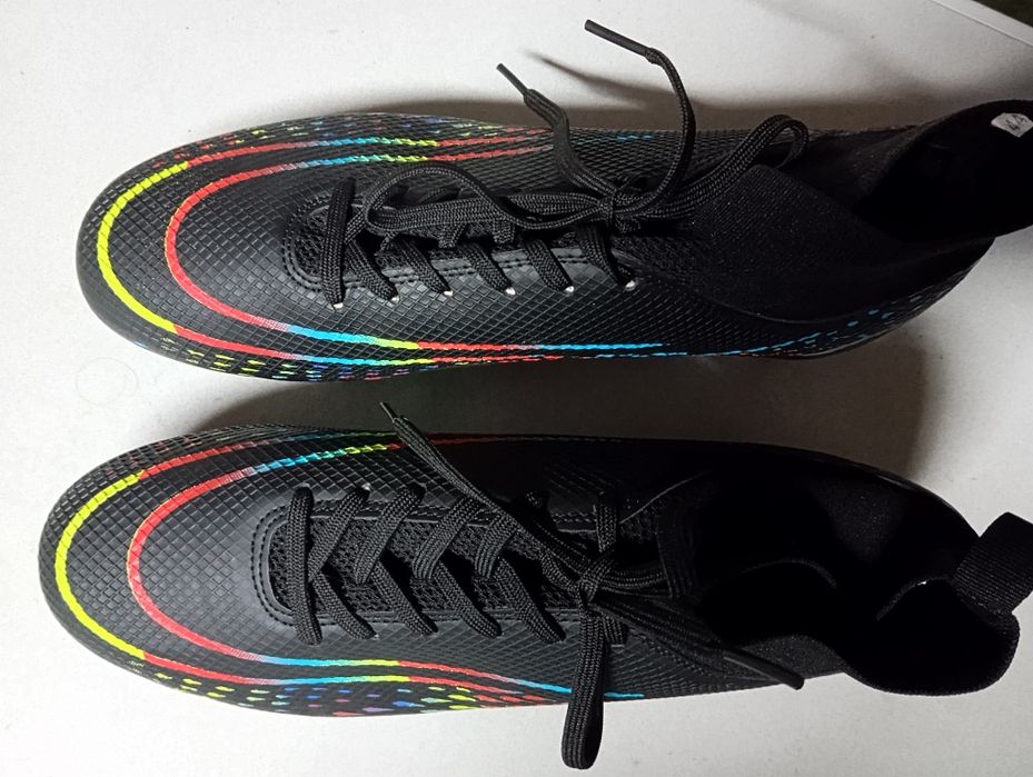 4  pares de Sapatos/botas  novos ..