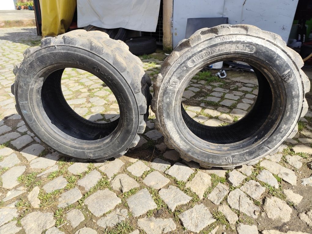 Vendo pneus de Bobcat