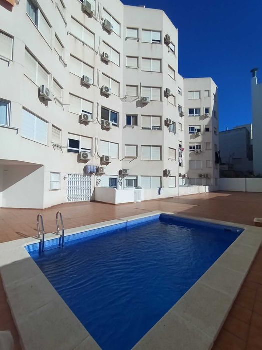 Słoneczny, nowoczesny apartament z widokiem na basen w Torrevieja