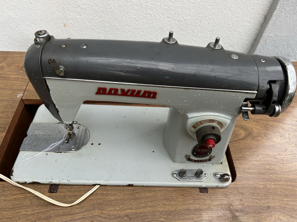 Mesa e máquina de costura antiga