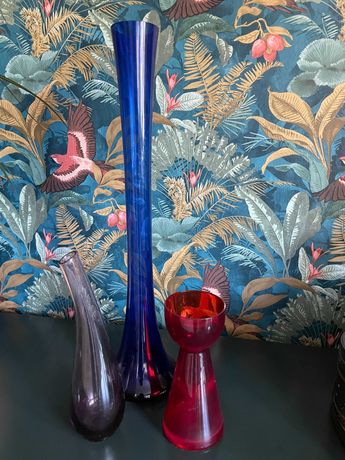 Zestaw kolorowych, szklanych wazonów